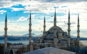обоя города, стамбул , турция, башни, архитектура, дома, город, храм, istanbul, птицы, дворец, небо, река, облака
