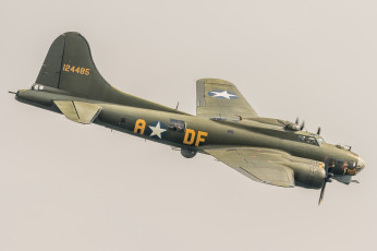 Картинка boeing+b-17g+flying+fortress авиация боевые+самолёты бомбардировщик