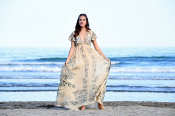 Картинка девушки barbara+palvin улыбка море платье модель берег