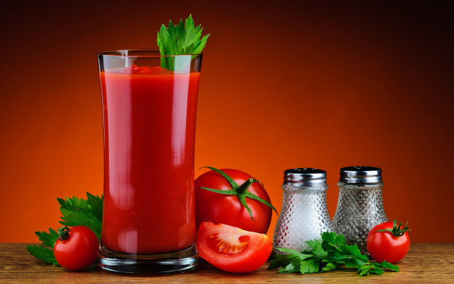Обои картинки фото еда, напитки,  сок, помидоры, петрушка, томатный, сок, стакан, томаты