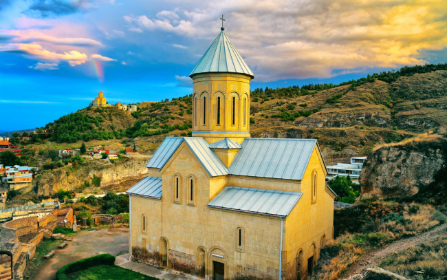 Обои картинки фото города, - православные церкви,  монастыри, небо, гора, дома, склон, церковь, облака, тбилиси, tbilisi, грузия