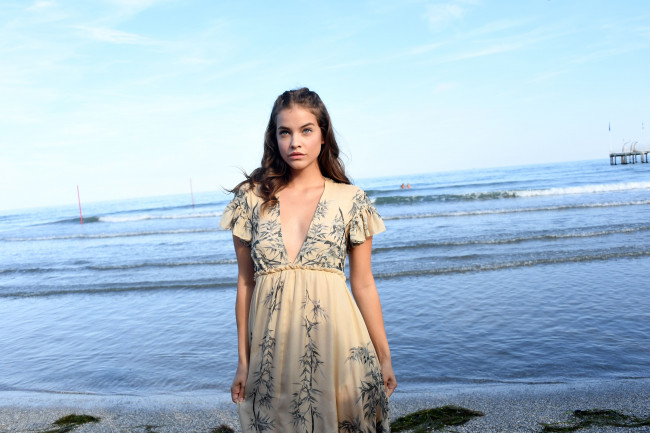 Обои картинки фото девушки, barbara palvin, декольте, море, платье, модель, берег