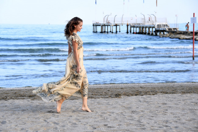 Обои картинки фото девушки, barbara palvin, море, платье, модель, берег, радость