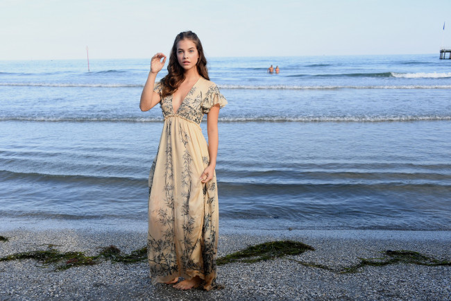 Обои картинки фото девушки, barbara palvin, море, платье, модель, водоросли, берег