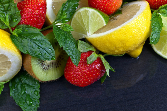 Обои картинки фото еда, фрукты,  ягоды, киви, мята, клубника, лайм, лимон