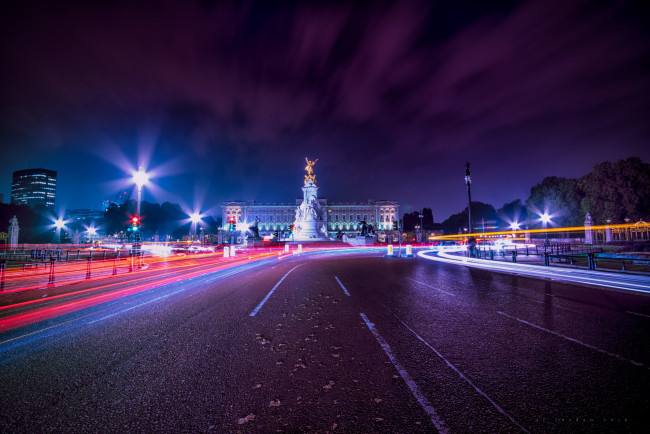 Обои картинки фото города, лондон , великобритания, вечер, огни, памятник, улица