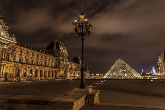 Обои картинки фото louvre and louvre pyramid, paris france, города, париж , франция, ночь, площадь, дворец