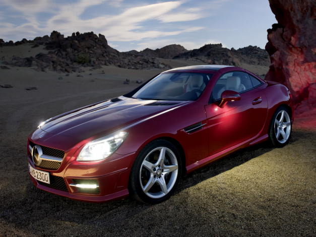 Обои картинки фото автомобили, mercedes-benz, пустыня, скалы, мерседес, красный