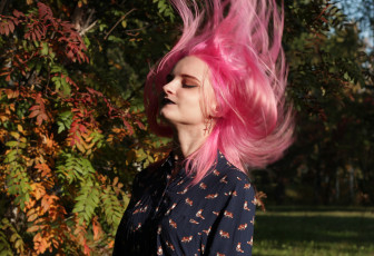 обоя девушки, kirdjava, розовые, волосы, блузка, осень, деревья