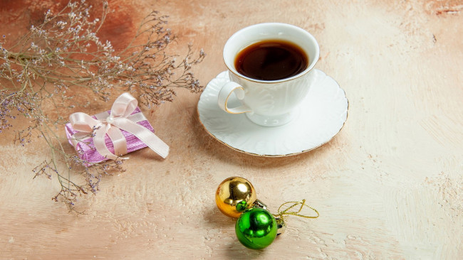 Обои картинки фото еда, кофе,  кофейные зёрна, шарики, подарок, бант