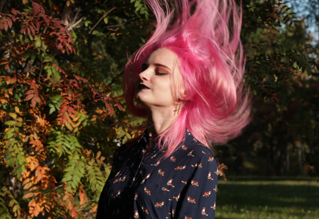 Обои картинки фото девушки, kirdjava, розовые, волосы, блузка, осень, деревья