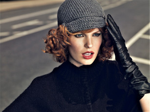 Картинка девушки caroline+winberg модель рыжая кепка перчатки