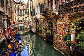 обоя города, венеция, италия, дома, канал, цветы, мост, гондола