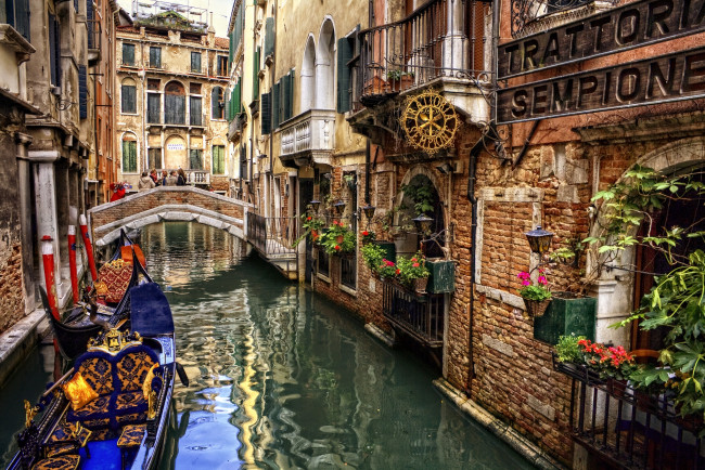 Обои картинки фото города, венеция, италия, дома, канал, цветы, мост, гондола