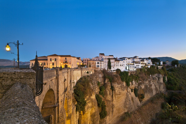 Обои картинки фото ronda, испания, города, панорамы, дома, фонарь, огни, ночь, обрыв, гора