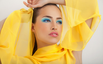 Картинка девушки -unsort+ лица +портреты ресницы тени макияж взгляд модель платок желтая ткань руки