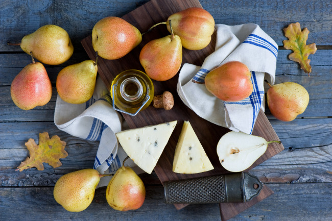 Обои картинки фото еда, разное, фрукты, груши, листья, масло, сыр, натюрморт, осень, доска