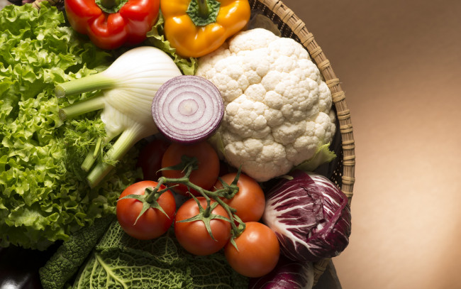 Обои картинки фото еда, овощи, помидоры, лук, капуста, перец, укроп, салат, томаты