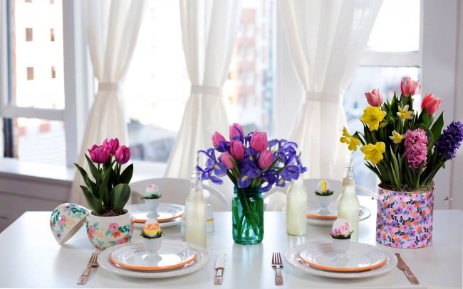 Обои картинки фото праздничные, пасха, стол, сервировка, гиацинты, тюльпаны, ирисы, букеты