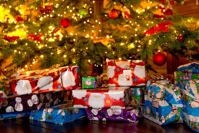 Обои картинки фото праздничные, подарки и коробочки, подарки, елка, шарики