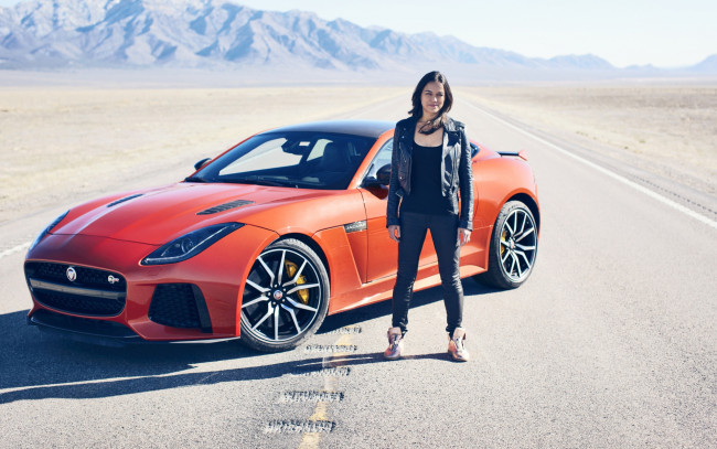 Обои картинки фото автомобили, -авто с девушками, пустыня, горы, трасса, шоссе, актриса, дорога, красный, машина, jaguar, f-type, michelle, rodriguez