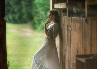 Картинка девушки -+брюнетки +шатенки шатенка платье стойло лошадь