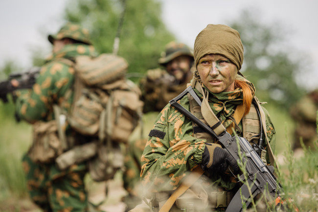 Обои картинки фото оружие, армия, спецназ, девушка, трава, акс74у, военные
