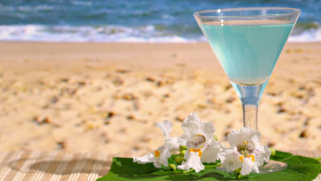 обоя еда, напитки, коктейль, цветы, песок, пляж, бокал