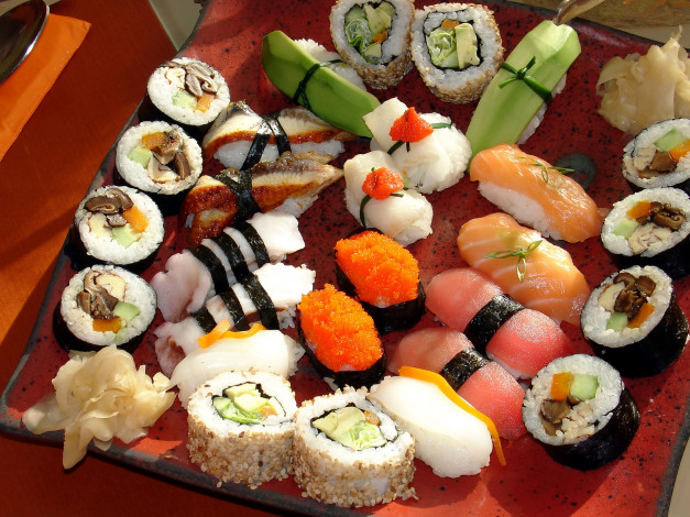 Обои картинки фото еда, рыба, морепродукты, суши, роллы, суси, зелень, перец, лосось, имбирь, россыпь, ломтики, японская кухня, Япония, сашими, красная рыба, japan food, japan, sushi, васаби, грибы, сервировка, икра, рис