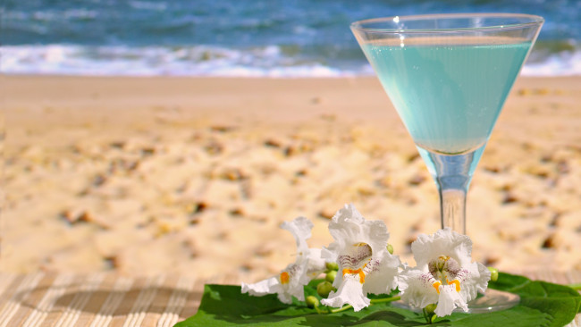 Обои картинки фото еда, напитки, коктейль, цветы, песок, пляж, бокал