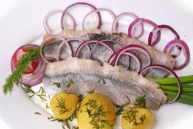 Обои картинки фото еда, рыбные, блюда, морепродуктами, лук, картофель, селедка
