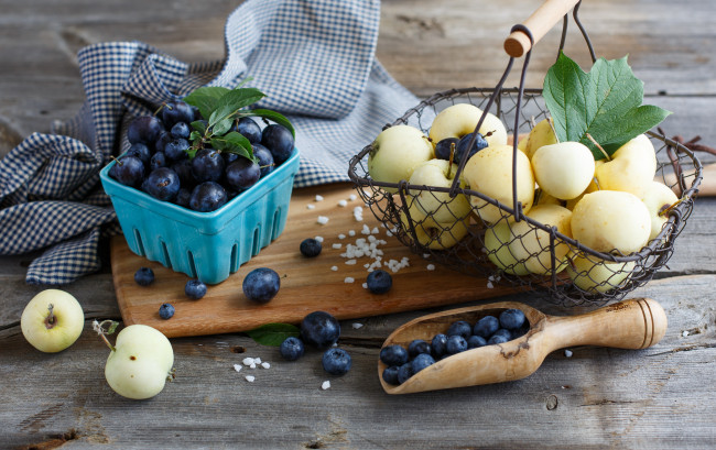 Обои картинки фото еда, фрукты, ягоды, голубика, сливы, яблоки