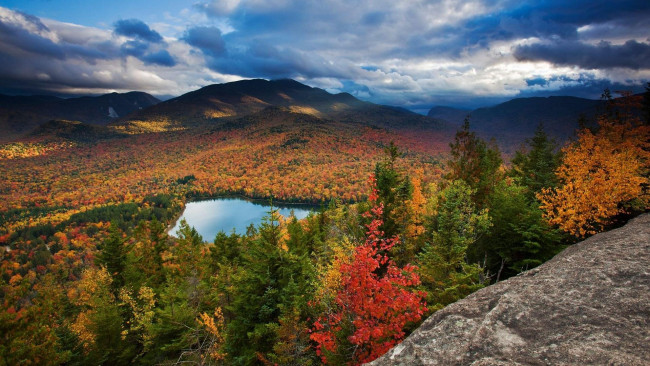 Обои картинки фото природа, горы, панорама, лес, озеро, осень, деревья, небо, тучи