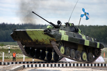 Картинка техника военная+техника бмп-2 прыжок боевая танковый биатлон машина