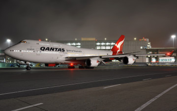 обоя boeing 747-400, авиация, пассажирские самолёты, боинг, qantas, qf, 74, австралия, взлетно-посадочная, полоса, ночь, аэропорт, пассажирский, самолет