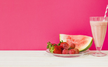 Картинка еда фрукты +ягоды арбуз виноград коктейль розовый фон крубника смузи