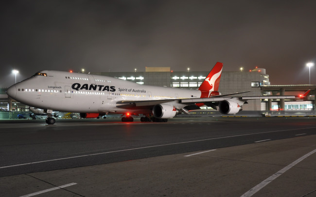 Обои картинки фото boeing 747-400, авиация, пассажирские самолёты, боинг, qantas, qf, 74, австралия, взлетно-посадочная, полоса, ночь, аэропорт, пассажирский, самолет