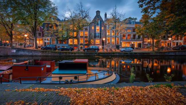 Обои картинки фото города, амстердам , нидерланды, вечер, огни, осень, канал