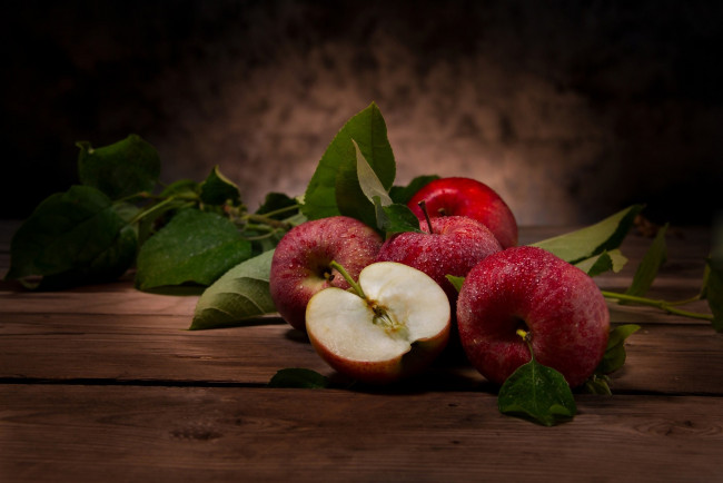 Обои картинки фото еда, яблоки, листья, капли