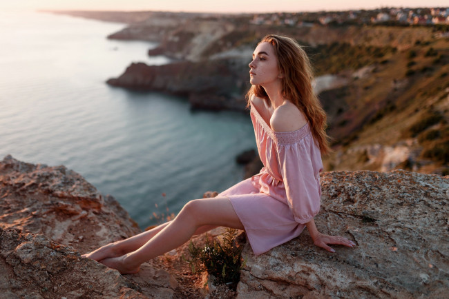 Обои картинки фото девушки, - рыжеволосые и разноцветные, море, скалы, поза, розовое, платье