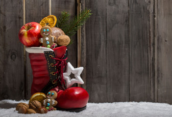 Картинка праздничные угощения яблоко орехи ботинок пряники
