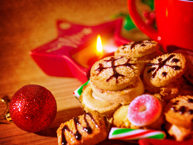 Обои картинки фото праздничные, угощения, свеча, шарик, конфеты, печенье