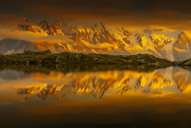 Обои картинки фото природа, горы, озеро, небо, французские, альпы, франция, снег, облака, отражение