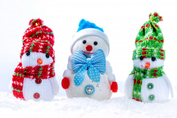 Картинка праздничные снеговики