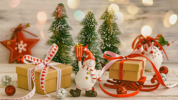 Картинка праздничные подарки+и+коробочки украшения санки подарки коробки ёлочки снеговик