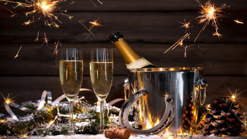 Картинка праздничные угощения бенгальские шампанское шишки огни