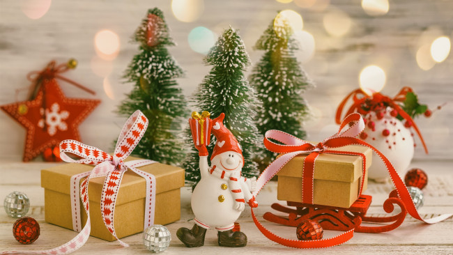 Обои картинки фото праздничные, подарки и коробочки, украшения, санки, подарки, коробки, ёлочки, снеговик