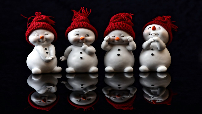 Обои картинки фото праздничные, снеговики, забавные, шапочки