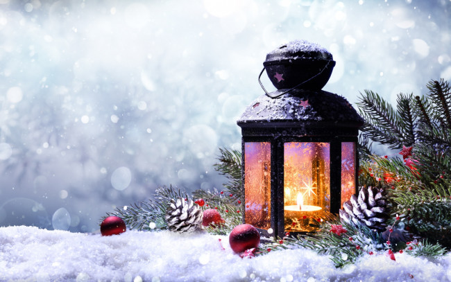 Обои картинки фото праздничные, ёлки, шишки, украшения, ёлка, фонарь, снег