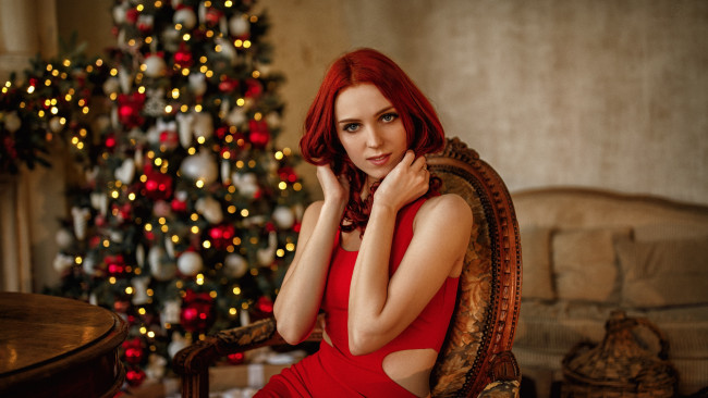 Обои картинки фото девушки, - рыжеволосые и разноцветные, рыжая, модель, cмотрит, на, зрителя, улыбается, в, помещении, рождественская, елка, платье, красное